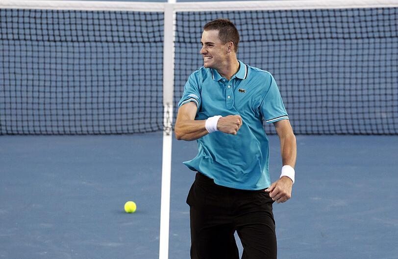 Schläger-Schmeißen und wilde Diskussionen mit dem Schiedsrichter: Nach seiner knappen Niederlage gegen Marathon-Mann John Isner rastet David Nalbandian aus. Die Bilder!