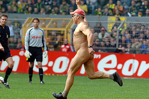 Flitzen kann man übrigens in jedem Alter - wie dieser Herr im Dortmunder Stadion beweist.