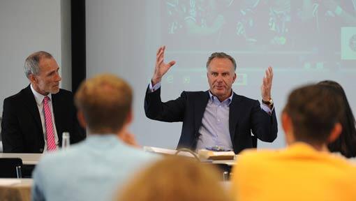 Karl-Heinz Rummenigge spricht zu Studierenden der Bayerischen Akademie für Werbung und Marketing (BAW) in München. Links neben ihm sitzt der Sportjournalist und Studienleiter der BAW, Peter Ehm. Karl-Heinz Rummenigge spricht zu Studierenden der Bayerischen Akademie für Werbung und Marketing (BAW) in München. Links neben ihm sitzt der Sportjournalist und Studienleiter der BAW, Peter Ehm.