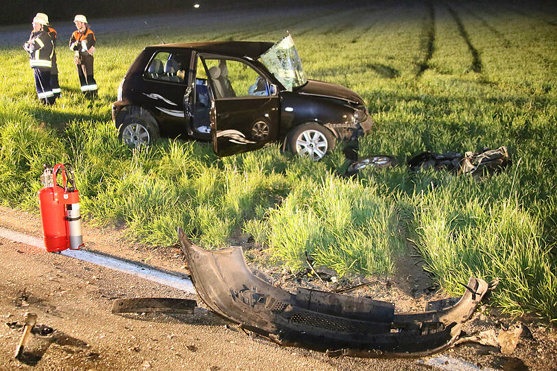 Eine Person stirbt bei der Kolision der beiden Fahrzeuge noch am Unfallort.