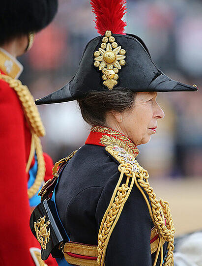 Mit einer farbenprächtigen Militärparade im Herzen Londons feiert Großbritannien den 90. Geburtstag von Königin Elizabeth II. Eine der Wachen verließen dabei die Kräfte - er kollabierte. Die Bilder...