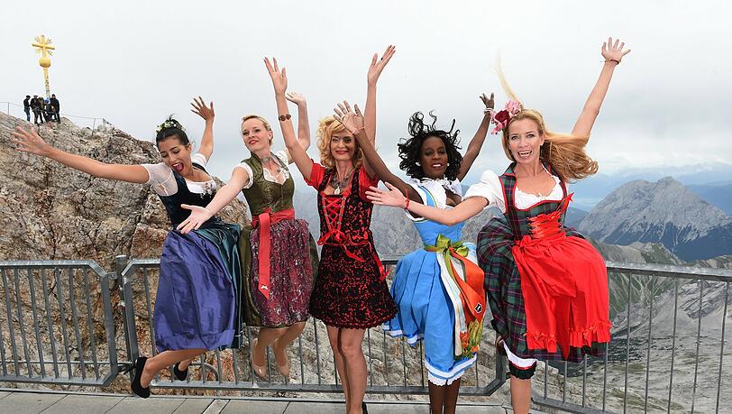 Fesche Madln: Beim diesjährigen "Dirndlgipfel“ wurden die neuesten Trachten-Trends der Modedesigner auf der Zugspitze präsentiert. Fesche Madln: Beim diesjährigen "Dirndlgipfel“ wurden die neuesten Trachten-Trends der Modedesigner auf der Zugspitze präsentiert.