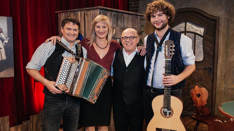Jürgen Kirner (2.v.r.) ist der Künstlerische Leiter der Brettl-Spitzen und Gründer der Couplet-AG, bestehend aus Bernhard Gruber (l.), Bianca Bachmann und Bernhard Filser.