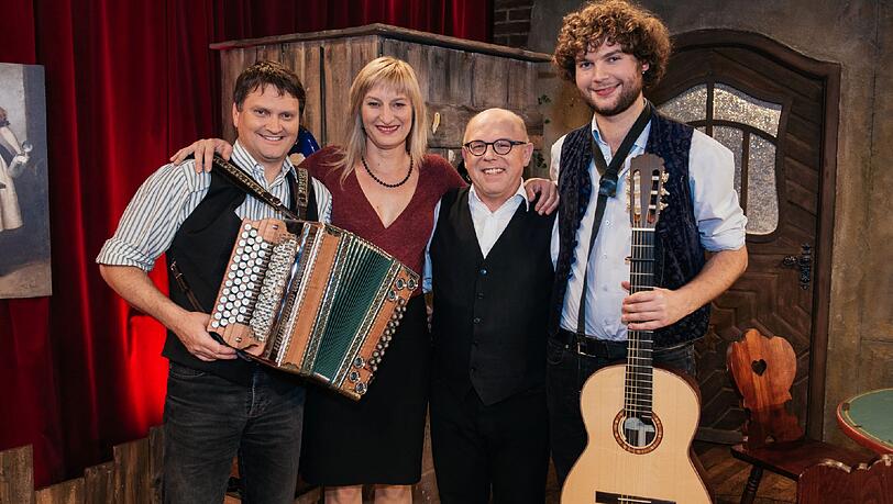 Jürgen Kirner (2.v.r.) ist der Künstlerische Leiter der Brettl-Spitzen und Gründer der Couplet-AG, bestehend aus Bernhard Gruber (l.), Bianca Bachmann und Bernhard Filser. Jürgen Kirner (2.v.r.) ist der Künstlerische Leiter der Brettl-Spitzen und Gründer der Couplet-AG, bestehend aus Bernhard Gruber (l.), Bianca Bachmann und Bernhard Filser.