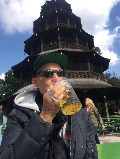 Der Weg zurück ins Leben &ndash; mit Kappe und Sonnenbrille.