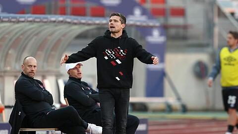 Nürnbergs Trainer Robert Klauß coacht sein Team.