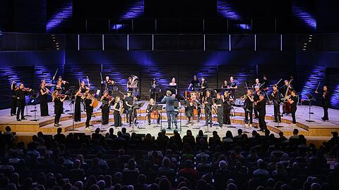 Noch sitzt das Publikum auf seinen Plätzen, dann wird es mit der Zeit immer wilder, und am Ende tanzen alle zum Beethoven-Mix des Münchener Kammerorchsters und der Jazzrausch Bigband.