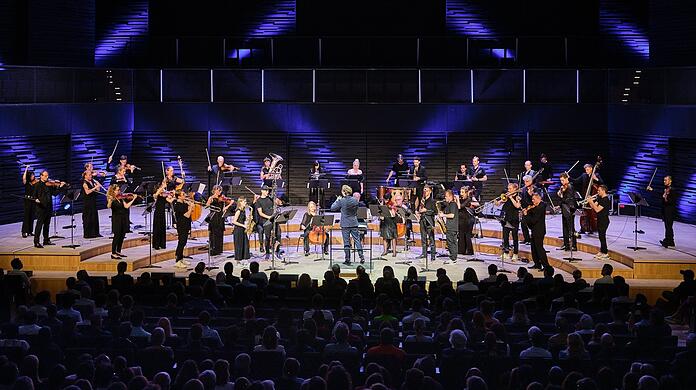 Noch sitzt das Publikum auf seinen Plätzen, dann wird es mit der Zeit immer wilder, und am Ende tanzen alle zum Beethoven-Mix des Münchener Kammerorchsters und der Jazzrausch Bigband.