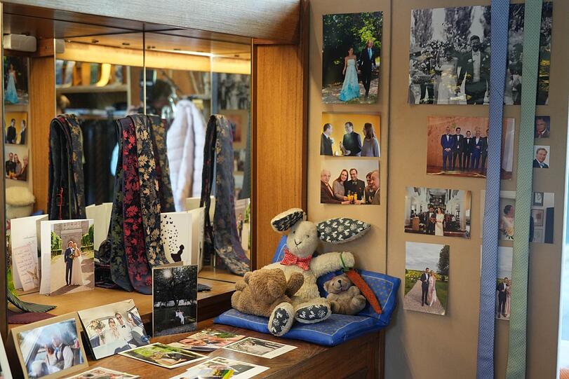 "Ich könnte mein Gschäft nicht mehr führen, wenn die Hochzeiten nicht wären", sagt Maier. Das spiegelt sich auf den Fotos im Laden wider.
