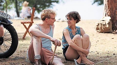Hilde (Liv Lisa Fries) erlebt mit ihrem Hans (Johannes Hegemann) einen wundervollen Sommer der Liebe. So schön könnte es bleiben, doch die beiden kommen durch die Nazis in Haft. Foto: Frédéric Batier / Pandora Film