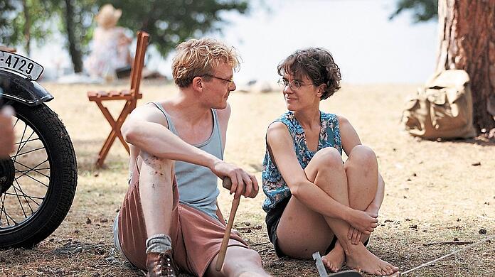 Hilde (Liv Lisa Fries) erlebt mit ihrem Hans (Johannes Hegemann) einen wundervollen Sommer der Liebe. So schön könnte es bleiben, doch die beiden kommen durch die Nazis in Haft. Foto: Frédéric Batier / Pandora Film