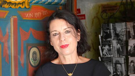 Sabine Rinberger, aufgewachsen zwischen Wald, Werkstatt und Wiesn-Stunts, studierte Geschichte, arbeitete in Paris und im Haus der Bayerischen Geschichte und leitet heute das Valentin-Karlstadt-Musäum – derzeit wegen Umbaus geschlossen.