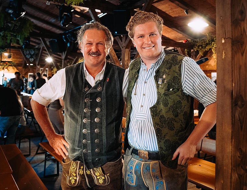 Der neue Wiesn-Wirt Klaus Bartl (l.) mit Sohn Luis im neuen Fl&ouml;&szlig;erstadl.