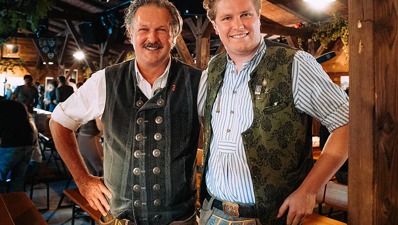 Der neue Wiesn-Wirt Klaus Bartl (l.) mit Sohn Luis im neuen Fl&ouml;&szlig;erstadl.