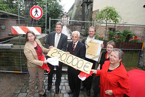 250.000 Euro von der Zukunftsstiftung der Sparkasse für den hängenden Kettensteg: SPD-Stadträtin Christine Kayser, Sparkassen-Chef Matthias Everding, SÖR-Boss Karlheinz Kubanek, die Baulust-Architekten Alexander Hentschel, Susanne Fink-Beie und Brigitte Jupitz (von links).