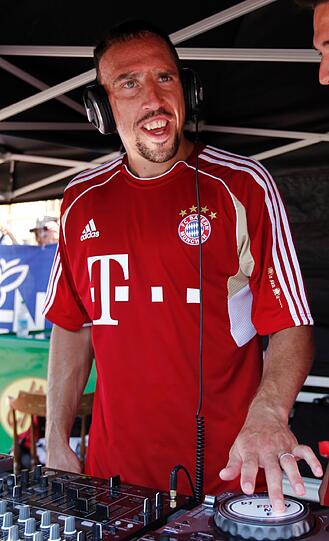 Spaßvogel Ribéry macht die Musik: Der Bayern-star übernahm im Trainingslager kurzerhand das DJ-Pult. Die Bilder