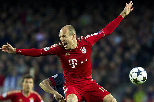 Rückspiel in Barcelona. Das Halbfinale wird zur Schaubühne der Bayern-Künste. Dem 4:0 in München folgt ein 3:0 in der katalanischen Küstenstadt. Arjen Robben netzt ein und trägt zum vierten Sieg in Serie bei. Ab nach Wembley...