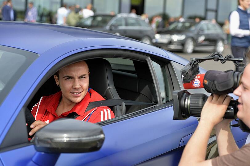 Die Bayern-Stars mit ihren neuen Dienstwagen.