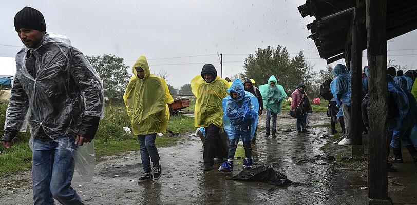 Im strömenden Regen erreichen Flüchtlinge das Registrierungslager im mazedonischen Gevgelija.