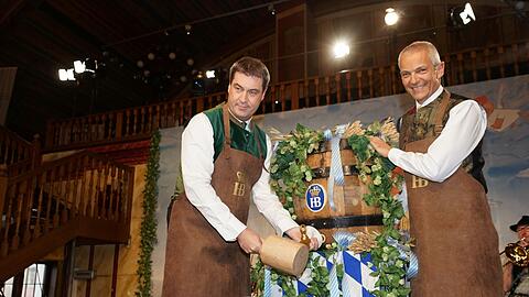 Miister Markus Söder und Hofbräu-Chef Michael Möller beim Maibock Anstich im Hofbräuhaus.