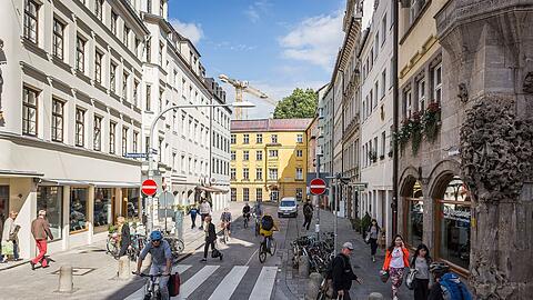 Fußgänger, Radler, vereinzelt mal ein Auto: So wie in dieser Visualisierung der Brunnstraße stellen sich die Grünen eine autofreie Altstadt vor.