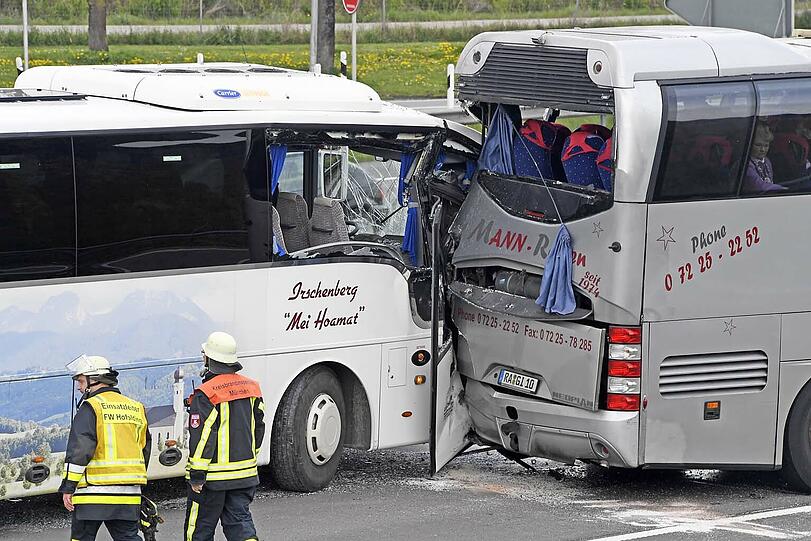 Die Bilder vom Massenunfall auf der A8.