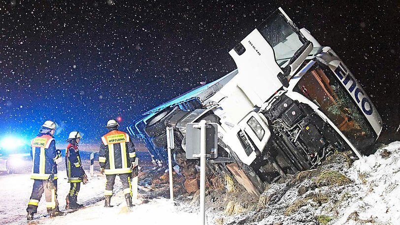 Der Lkw war im Schneetreiben in einen Schutzwall gefahren und kippte um. Die Ausfahrt Hofolding war lange gesperrt.