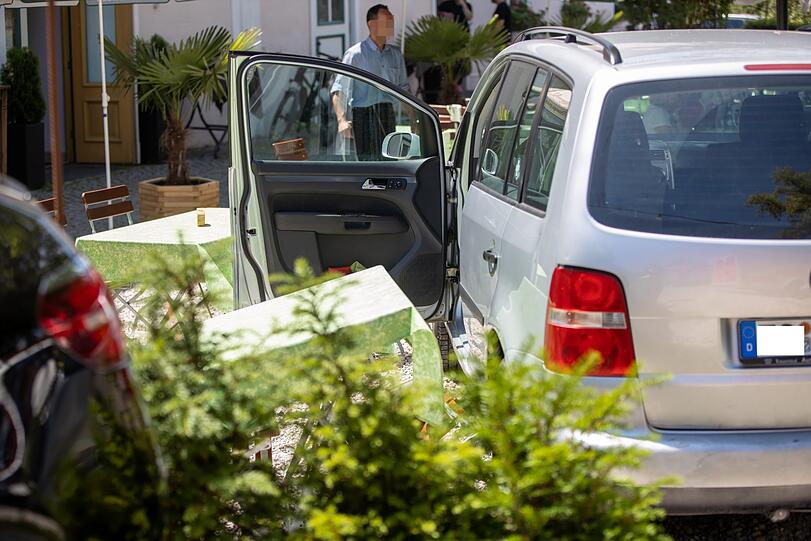 Die Fahrerin des VW Touran erlitt einen Schock und wurde vom Bayerischen Roten Kreuz behandelt. Auch Einsatzkräfte der Feuerwehr Truchtlaching waren vor Ort.