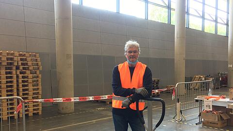 Der Geiger Nils Schad im Logistikzentrum der Stadt, das in der Kleinen Olympiahalle eingerichtet wurde.