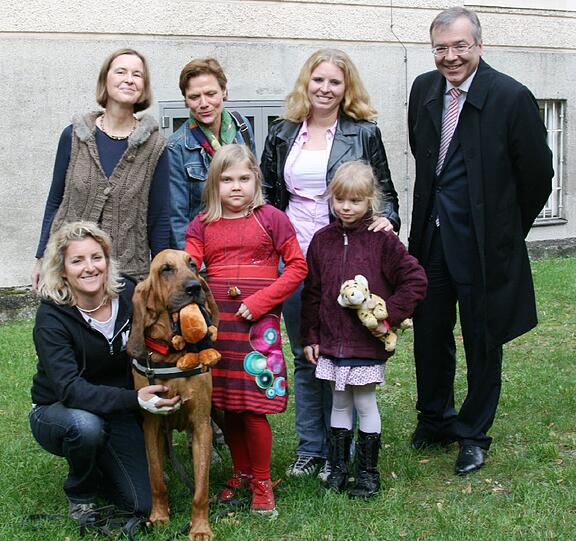 Freuen sich über die Spende (v.l.): Dr. Annette Jansson, Kira, Sarah und Olaf Rathjen.