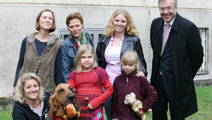Freuen sich über die Spende (v.l.): Dr. Annette Jansson, Kira, Sarah und Olaf Rathjen. Freuen sich über die Spende (v.l.): Dr. Annette Jansson, Kira, Sarah und Olaf Rathjen.