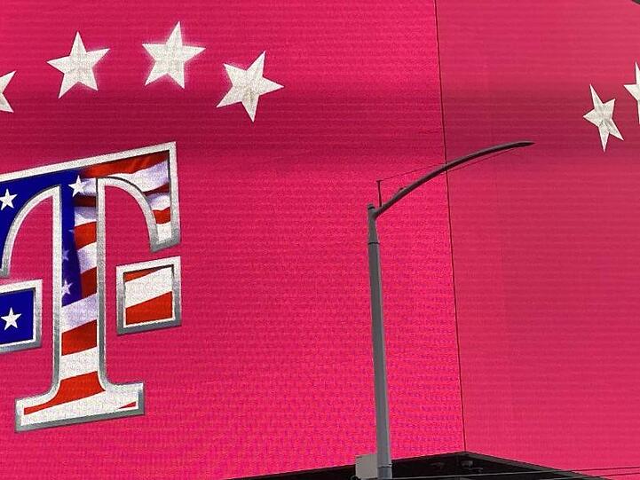 Eine Filiale des Mobilfunkproviders T-Mobile US am belebten Times Square in New York.