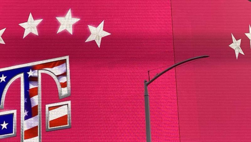 Eine Filiale des Mobilfunkproviders T-Mobile US am belebten Times Square in New York. Eine Filiale des Mobilfunkproviders T-Mobile US am belebten Times Square in New York.