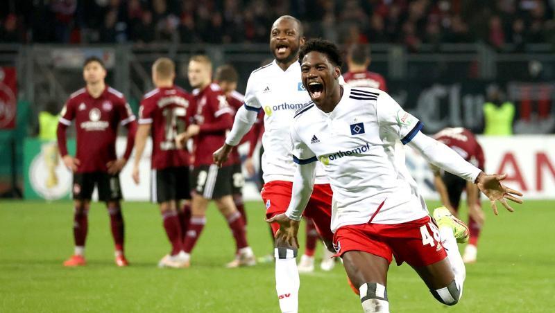 Faride Alidou (r) vom HSV jubelt über den Sieg.
