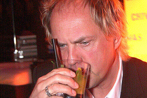 Uwe Ochsenknecht zieht seinen Whiskey-Test durch.