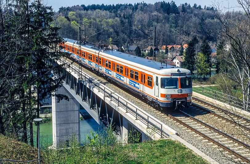 In den 90er Jahren die prägende Farbe: ein ET 420 in Orange auf der Großhesseloher Brücke.