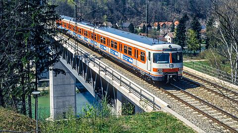 In den 90er Jahren die prägende Farbe: ein ET 420 in Orange auf der Großhesseloher Brücke.