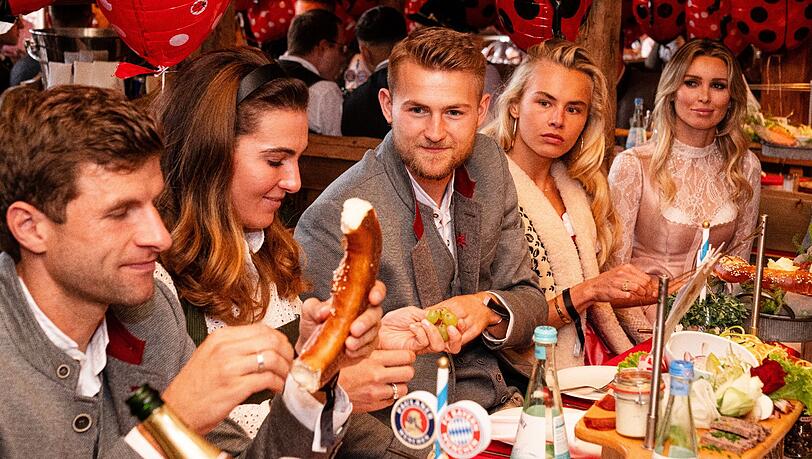 Thomas Müller (l.) beim Wiesn-Besuch der Bayern – mit einer Brezn in der Hand. Thomas Müller (l.) beim Wiesn-Besuch der Bayern – mit einer Brezn in der Hand.