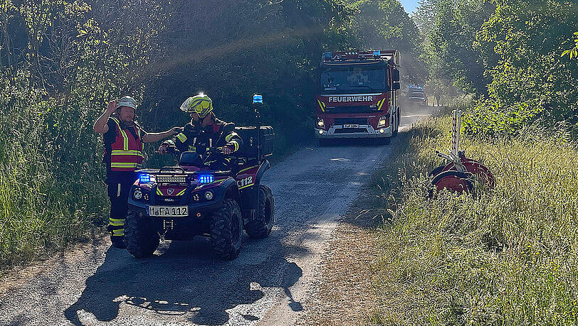 Ein Feuerwehrmann auf dem ATV. Ein Feuerwehrmann auf dem ATV.