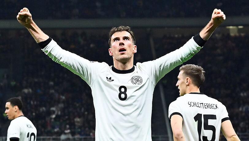 In der Pose eines Siegers: Leon Goretzka feiert gegen Italien.