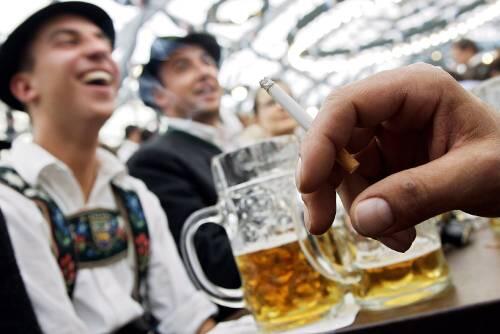 Rauchen auf der Wiesn soll erlaubt bleiben.