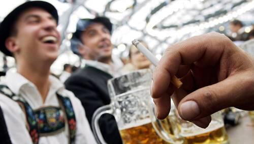 Rauchen auf der Wiesn soll erlaubt bleiben. Rauchen auf der Wiesn soll erlaubt bleiben.