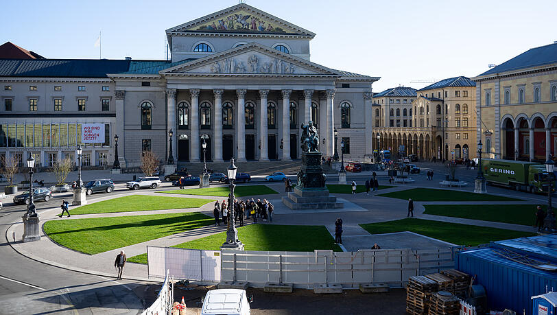 Auf dem neu gestalteten Max-Joseph-Platz in der Innenstadt ist Rasen zu sehen, im Hintergrund die Bayerische Staatsoper. Das Baureferat der Stadt München hat die Interimsgestaltung des Max-Joseph-Platzes fertiggestellt. Auf dem neu gestalteten Max-Joseph-Platz in der Innenstadt ist Rasen zu sehen, im Hintergrund die Bayerische Staatsoper. Das Baureferat der Stadt München hat die Interimsgestaltung des Max-Joseph-Platzes fertiggestellt.