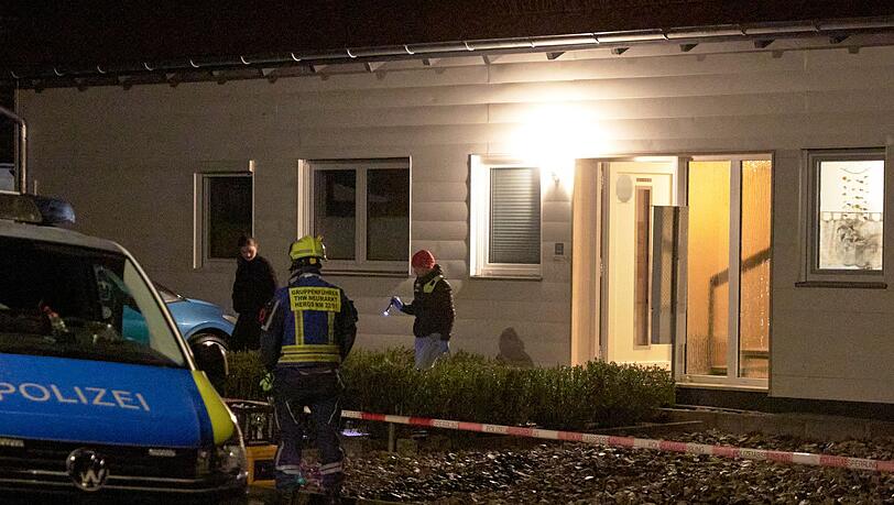 Einsatzkräfte stürmten die Wohnung, in der sich der Mann verschanzt hielt. Einsatzkräfte stürmten die Wohnung, in der sich der Mann verschanzt hielt.