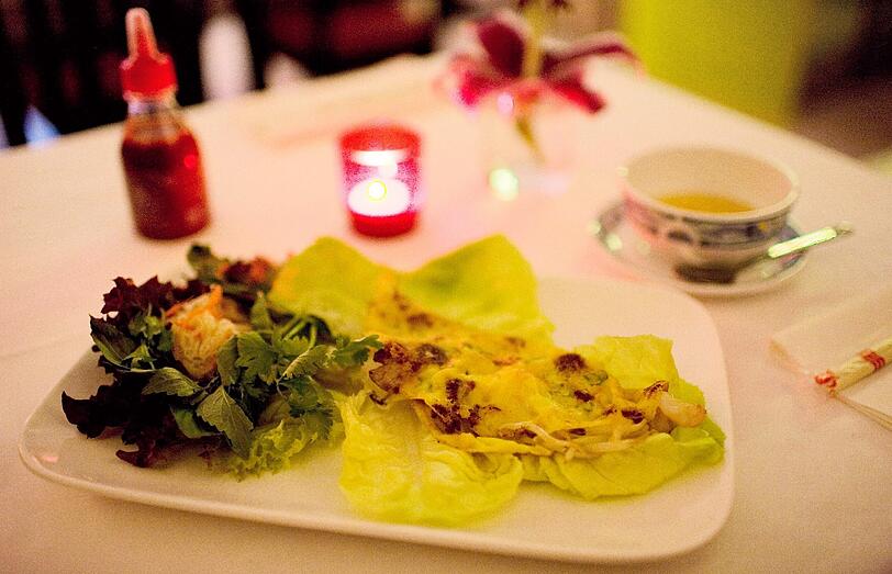 Eines der Reispfannkuchen-Gerichte, hier mit Gemüse gefüllt &ndash; eine Spezialität, die nicht jedes vietnamesische Restaurant anbietet.