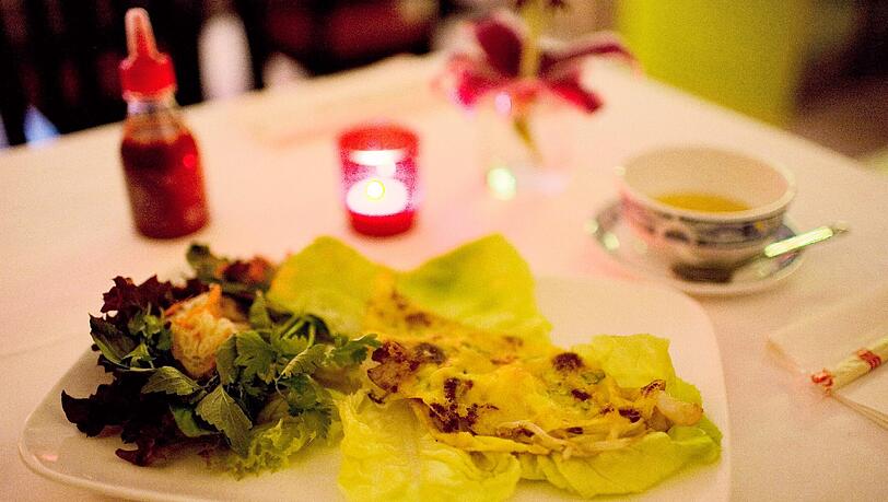 Eines der Reispfannkuchen-Gerichte, hier mit Gemüse gefüllt – eine Spezialität, die nicht jedes vietnamesische Restaurant anbietet. Eines der Reispfannkuchen-Gerichte, hier mit Gemüse gefüllt – eine Spezialität, die nicht jedes vietnamesische Restaurant anbietet.
