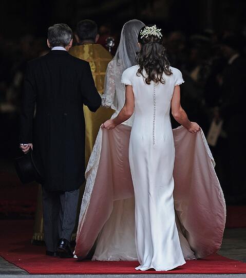 Das ist Englands zukünftige Königin: Kate Middleton kommt im weißen Brautkleid an der Abbey an.