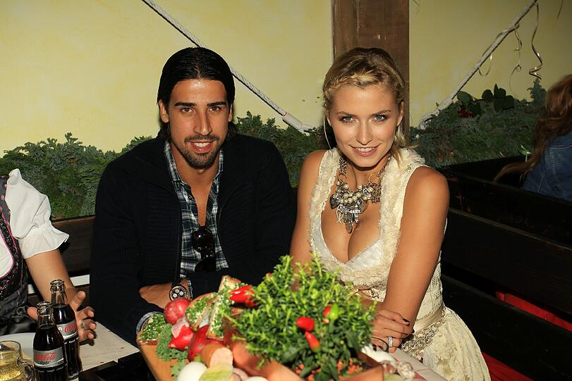 ...Sami Khediras Freundin war am Montagabend DER Hingucker im Käferzelt.