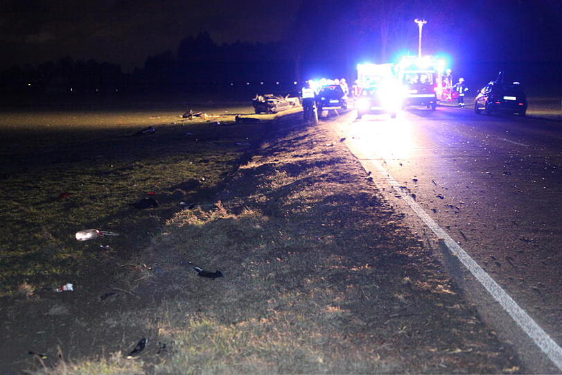 Schwerer Unfall auf der Staatsstraße 2550 bei Altötting. Der Fahrer des Wagens starb noch am Unfallort.