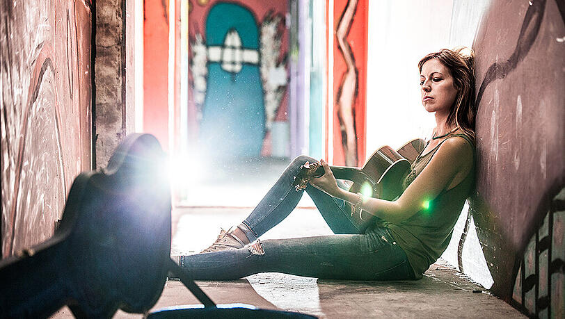 Sie ist Münchnerin, ihren Stil hat sie jedoch in der „Music City“ Nashville entwickelt: Carina May spielt am Mittwoch auf dem Tollwood. Sie ist Münchnerin, ihren Stil hat sie jedoch in der „Music City“ Nashville entwickelt: Carina May spielt am Mittwoch auf dem Tollwood.